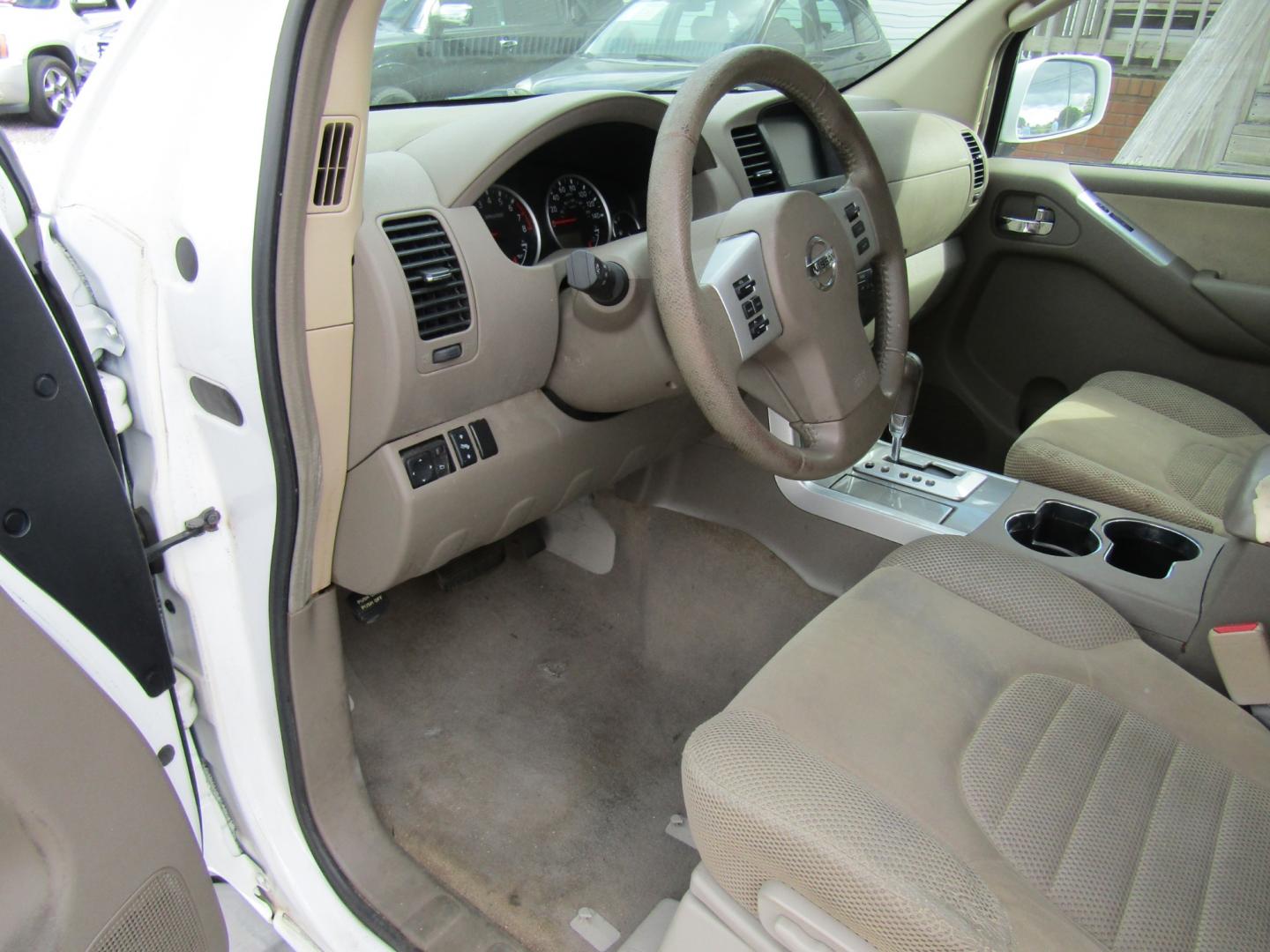 2011 White /Tan Nissan Pathfinder LE 2WD (5N1AR1NN6BC) with an 4.0L V6 DOHC 24V engine, Automatic transmission, located at 15016 S Hwy 231, Midland City, AL, 36350, (334) 983-3001, 31.306210, -85.495277 - Photo#3